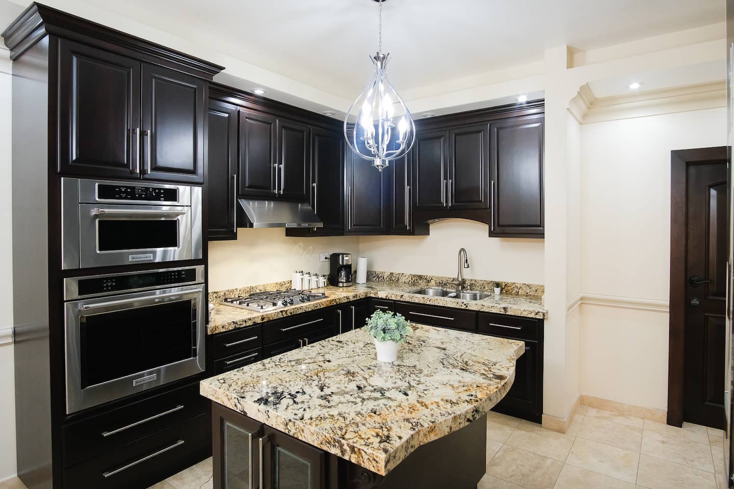 Beautiful 4-BR Residential Home w/Garage - Image 2