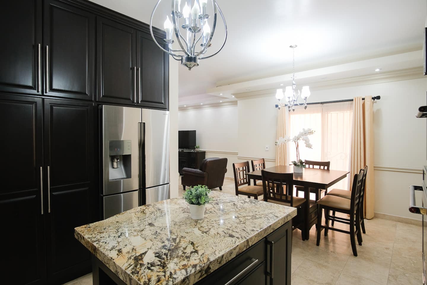 Beautiful 4-BR Residential Home w/Garage - Image 5