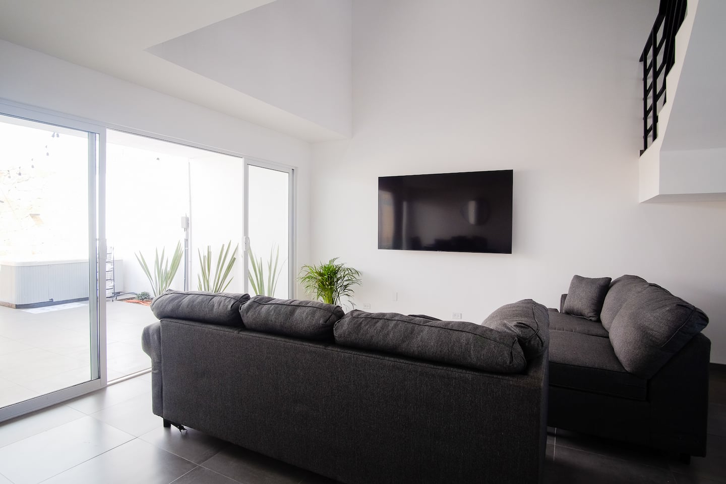 Modern House with Jacuzzi & Grill 3BR - Image 2