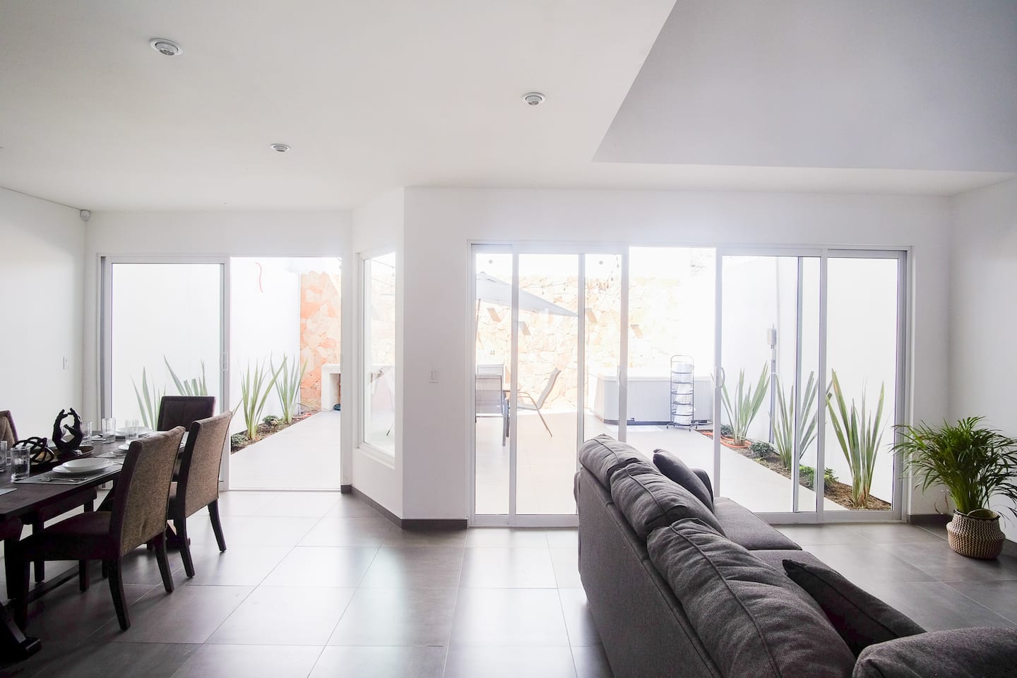 Modern House with Jacuzzi & Grill 3BR - Image 4